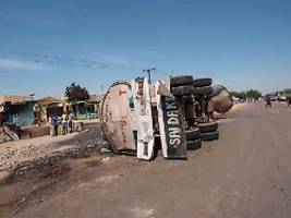 Massenbegräbnis am gleichen Tag: 153 Tote bei Tanklaster-Explosion in Nigeria