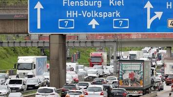 A7 und Flughafen: Herbstferien-Reisewelle rollt auf Hamburg zu