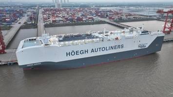 Größter Autotransporter der Welt besucht Hamburgs Hafen