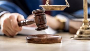 "gezielte hetze" - afd-mann wegen geschmacklos-post vor gericht - richter macht ihm klare ansage