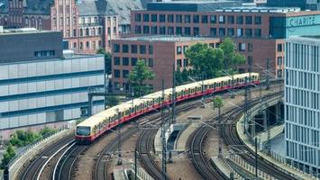 Mann schlägt schwangere Freundin in Bahn – Fahrgast greift ein