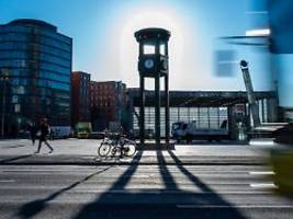 Mit Farben den Verkehr bändigen: Verkehrsturm bringt Berlinern die Ampel - vor 100 Jahren