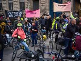 Proteste nach Tod von Radfahrer: In Frankreich entlädt sich die Wut auf SUVs