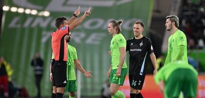 bundesliga: werder bremen gewinnt beim vfl wolfsburg, patrick wimmer sieht die rote karte