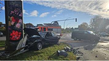 fahrt endet an der litfaßsäule: mehrere verletzte bei unfall in alsterdorf