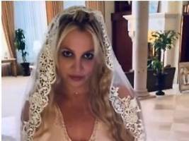 Mit Hochzeitskleid und Schleier: Britney Spears heiratet sich selbst