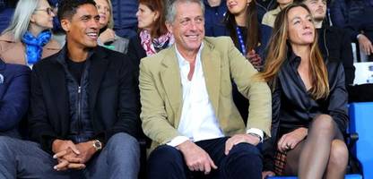 Hugh Grant jubelt auf der Tribüne eines italienischen Aufsteigers