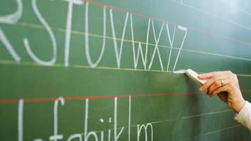 kärnten  - 6-jähriger schlägt mit fäusten auf seine grundschullehrerin ein