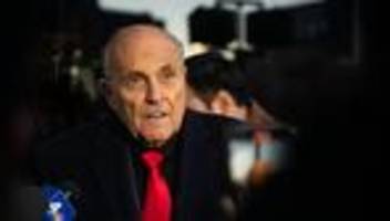 rudy giuliani: trumps ex-anwalt muss luxusapartment an wahlhelferinnen abgeben