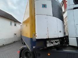 Von Navi fehlgeleitet: LKW verkeilt sich zwischen Häusern in hessischem Ort