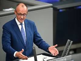 vorwurf an kanzler scholz: merz spottet über schauveranstaltungen der ampel