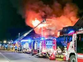 Menschen springen aus Fenster: Hotel-Mitarbeiterhaus geht in Flammen auf - fünf Verletzte