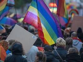 Stadt kommt nicht zur Ruhe: Unbekannte klauen nächste Regenbogenflagge in Neubrandenburg