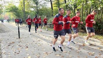 Nach Pleite gegen Paderborn - Köln-Fans schimpfen beim Training auf Spieler und Trainer: „Versager! Struber raus!“