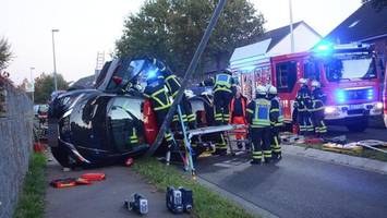 Auto landet nach Unfall auf der Seite: Zwei Verletzte