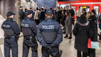 Mann zeigt Hitlergruß in S-Bahn – und wird von Polizei empfangen