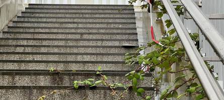 gesperrte bahntreppe: wer schaufelt im winter den schnee weg?