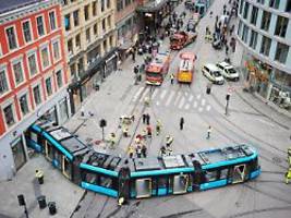 Mehrere Menschen verletzt: Straßenbahn in Oslo kracht in Geschäft