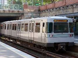 Reanimation im Bahnhof: U-Bahn-Surfer verletzen sich in Wien lebensgefährlich