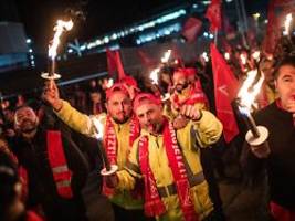 Ziel: Sieben Prozent mehr: Metaller starten erste Warnstreiks