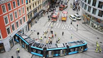 Straßenbahn in Oslo entgleist und bohrt sich in Apple-Laden