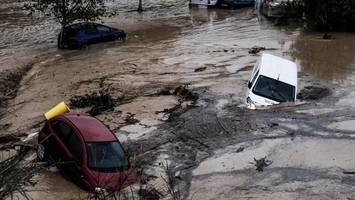 unwetter in spanien: chaos, angst und ein entgleister schnellzug