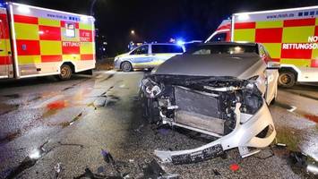 B4: Fahrer rast über eine rote Ampel – drei Autos Schrott