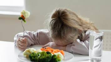 vegan ernährt - wog nur 28 kilo: eltern behandeln 17-jährige wie kleinkind