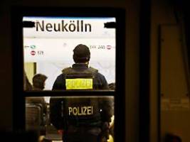 bei polizeikontrolle in neukölln: mann flüchtet und lässt sprengstofftasche zurück