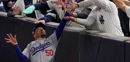 Major League Baseball: Fans reißen Mookie Betts von den Los Angeles Dodgers Ball aus der Hand