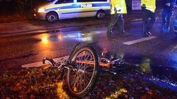 lkw überrollt radfahrer – mann erleidet schwere verletzungen