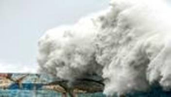 unwetter: taifun kong-rey trifft auf taiwan und sorgt für verwüstung
