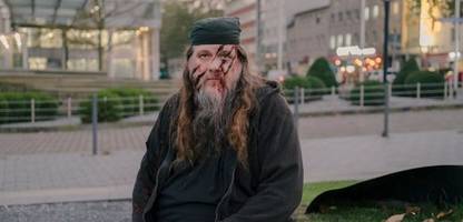 halloween: dirk bußler und seine zombies demonstrieren in essen