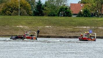 Auf der Elbe: Zwei Menschen stürzen aus Boot ins Wasser