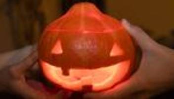 halloween: vermeintliche spinne im treppenhaus sorgt für schreck