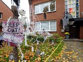 gespenster und hexen klingeln: mann bedroht zu halloween verkleidete kinder mit waffe