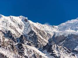 verzweifelter rettungsversuch: bergsteiger stürzt nach historischem aufstieg in nepal ab