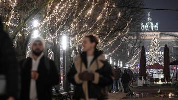 weihnachtsbeleuchtung unter den linden wackelt –  spender gesucht