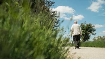 85-Jähriger soll Strafe zahlen -  Müllsammelnder Rentner verliert Gehstock - Geldstrafe wegen Umweltverschmutzung