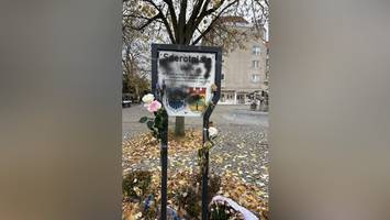 „verhöhnung der opfer“: schild auf dem sderot-platz beschmiert