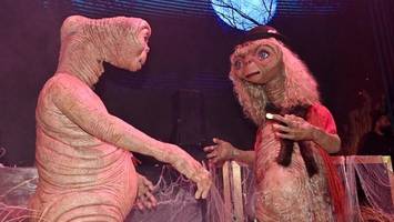 tom kaulitz über halloween-tortur: für „e.t“ musste er leiden