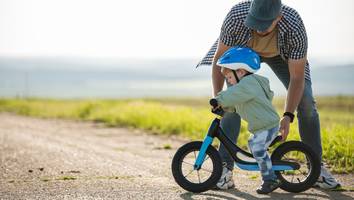 „Ohne Grundlagen wird es schwierig“ - Immer weniger Kinder können heute Fahrrad fahren und Eltern helfen nicht genug