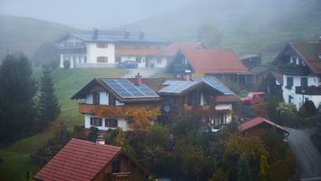 Solar und Windkraft liegen still - Dunkelflaute verteuert unseren Strom - so sparen Sie trotzdem