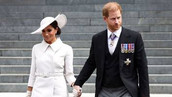 "unbeholfen und gekünstelt" - prinz harry und meghan zeigen sich vereint – doch seine gesten sprechen bände