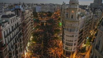 Nach Überschwemmungen - 130.000 protestieren in Valencia gegen Flut-Missmanagement