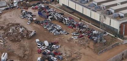 spanien: militärhubschrauber bergen autowracks nach flutkatastrophe in valencia