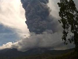 Immer wieder Eruptionen bei Bali: Tausende Urlauber sitzen nach Vulkanausbruch fest