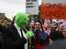 Lars Eidinger im grünen Strumpf: Künstler demonstrieren gegen Einsparungen