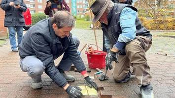 stolpersteine für kinder von zwangsarbeiterinnen verlegt