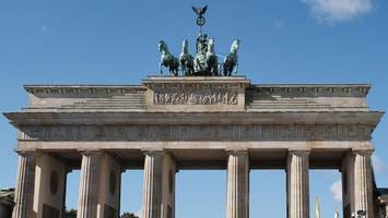 PKK-Aktivisten klettern aufs Brandenburger Tor